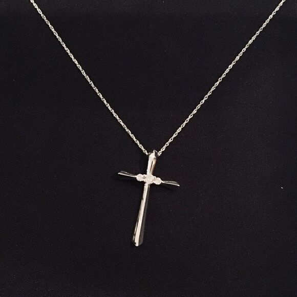 14K WHITE GOLD / DIAMONDS CROSS AND CHAIN - Picture 1 of 4